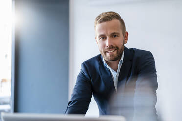 Porträt eines lächelnden Geschäftsmannes im Büro - DIGF07925