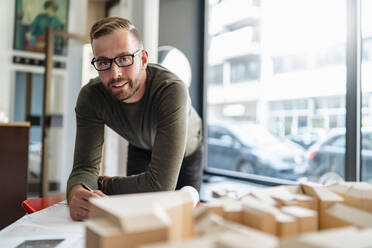 Porträt eines selbstbewussten Architekten im Büro - DIGF07982