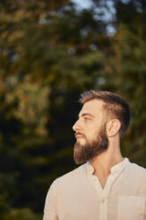 Porträt eines Mannes mit Bart, der zur Seite schaut - ZEDF02540