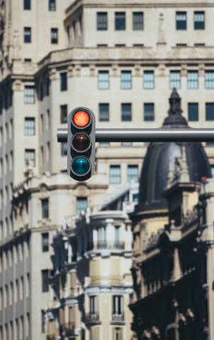 Niedriger Blickwinkel auf Straßensignale vor Gebäuden in Madrid, Spanien, lizenzfreies Stockfoto