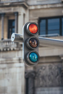 Niedriger Blickwinkel auf ein Straßensignal vor einem Gebäude in Madrid, Spanien - JCMF00129