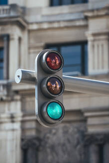 Niedriger Blickwinkel auf ein Straßensignal vor einem Gebäude in Madrid, Spanien - JCMF00130