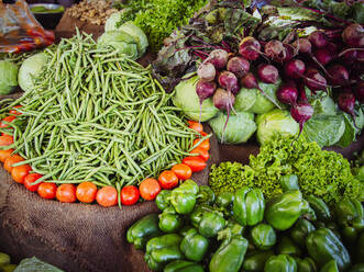 Frisches Gemüse zum Verkauf auf dem Markt - BLEF14388