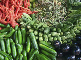Frisches Gemüse zum Verkauf auf dem Markt - BLEF14389