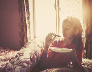 Girl eating breakfast in bed - BLEF14399