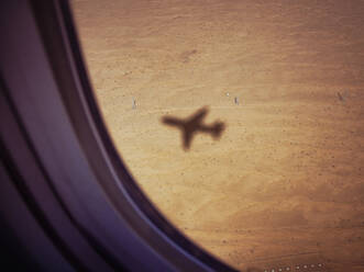 Schatten eines Flugzeugs auf Wüstenboden - BLEF14402