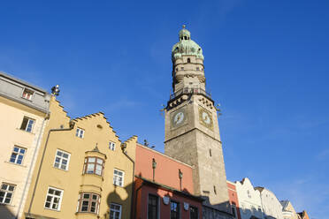 Niedriger Blickwinkel auf den Stadtturm vor blauem Himmel in Innsbruck, Österreich - SIEF08886