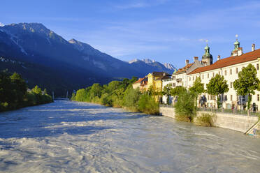 Gasthaus mit Dom am Fluss in Innsbruck, Österreich - SIEF08887
