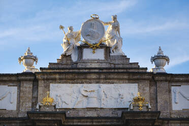 Statuen auf dem Triumphbogen gegen den Himmel in Innsbruck, Österreich - SIEF08889