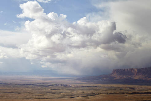 Puffy Wolken rollen über Felsformationen in Wüstenlandschaft, Page, Arizona, Vereinigte Staaten - BLEF14479