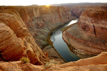 Fluss, der sich durch majestätische Felsformationen in der Wüstenlandschaft schlängelt, Page, Arizona, Vereinigte Staaten - BLEF14482