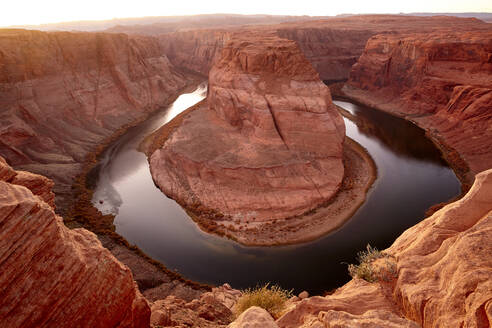 Hufeisenförmige Flussbiegung in der Nähe majestätischer Felsformationen in der Wüstenlandschaft, Page, Arizona, Vereinigte Staaten - BLEF14483