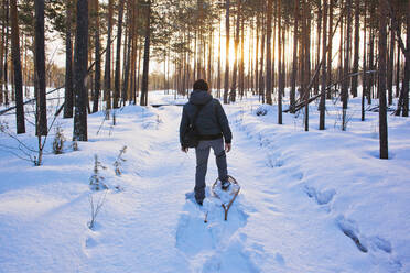 Mari man snowshoeing on snowy path - BLEF14532