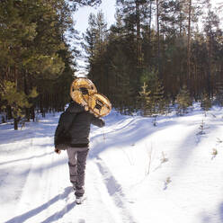 Mari Mann mit Schneeschuhen auf verschneitem Weg - BLEF14533