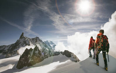 Kaukasische Wanderer stehen auf einem verschneiten Berggipfel, Mont Blanc, Alpen, Frankreich - BLEF14540