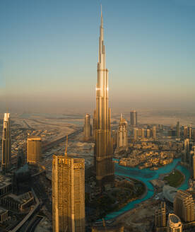 Luftaufnahme des hellen Burj-Khalifa-Turms, des Parks und des Springbrunnens in der Innenstadt von Dubai, Vereinigte Arabische Emirate. - AAEF01751