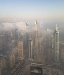 Luftaufnahme von Wolkenkratzern, die die Wolken berühren, in Dubai, Vereinigte Arabische Emirate. - AAEF01756