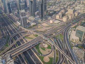 Luftaufnahme der Verkehrsspuren in Dubai, V.A.E. - AAEF01763