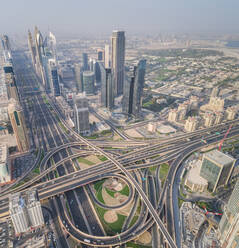 Luftaufnahme der Verkehrsspuren in Dubai, V.A.E. - AAEF01764