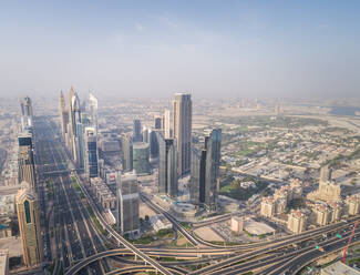 Luftaufnahme der Verkehrsspuren in Dubai, V.A.E. - AAEF01765