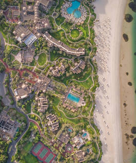 Luftaufnahme des Strandes von Palm Jumeirah in Dubai, V.A.E. - AAEF01771