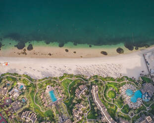 Luftaufnahme des Strandes von Palm Jumeirah in Dubai, V.A.E. - AAEF01772