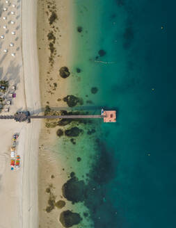 Luftaufnahme eines Pontons am Strand von Palm Jumeirah in Dubai, V.A.E. - AAEF01773