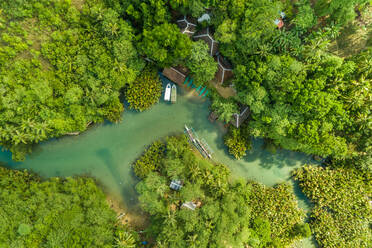 Luftaufnahme von traditionellen Fischerbooten im Bojo-Fluss, Aloguinsan, Philippinen. - AAEF01778