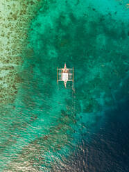 Luftaufnahme eines traditionellen philippinischen Fischerboots bei der Insel Sumilon, Philippinen. - AAEF01789