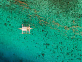 Luftaufnahme eines traditionellen philippinischen Fischerboots bei der Insel Sumilon, Philippinen. - AAEF01793