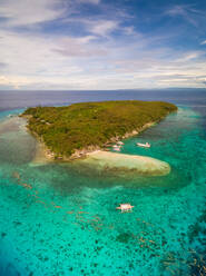 Luftaufnahme von Sumilon Island und Auslegerbooten, Philippinen. - AAEF01794