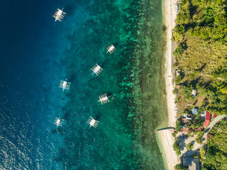 Luftaufnahme von philippinischen Booten und Küstenstraße in Oslob, Philippinen. - AAEF01800
