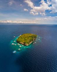 Luftaufnahme der Insel Pescador mit traditionellen philippinischen Booten, Philippinen. - AAEF01811