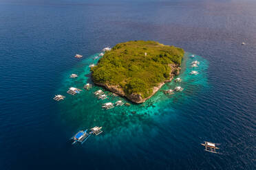 Aerial view of Pescador Island with traditional filipino boats, Philippines. - AAEF01812