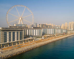 Luftaufnahme des im Bau befindlichen Riesenrads auf der Insel Bluewaters in Dubai. - AAEF01837