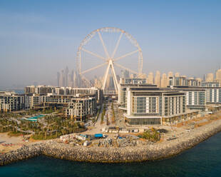 Luftaufnahme des im Bau befindlichen Riesenrads auf der Insel Bluewaters in Dubai. - AAEF01838