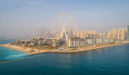 Luftaufnahme des im Bau befindlichen Riesenrads auf der Insel Bluewaters in Dubai. - AAEF01839