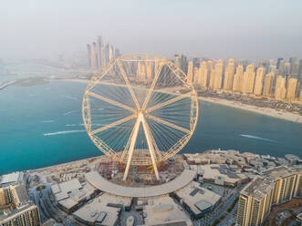 Luftaufnahme des im Bau befindlichen Riesenrads auf der Insel Bluewaters in Dubai. - AAEF01842