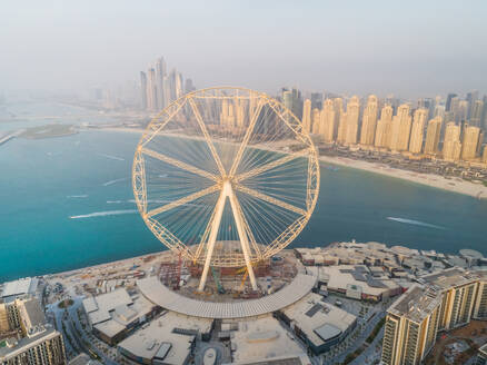 Luftaufnahme des im Bau befindlichen Riesenrads auf der Insel Bluewaters in Dubai. - AAEF01842