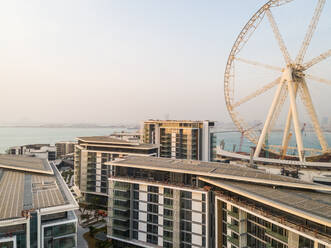 Luftaufnahme des im Bau befindlichen Riesenrads auf der Insel Bluewaters in Dubai. - AAEF01843