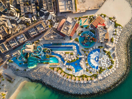 Luftaufnahme eines Luxus-Wasserparks in Strandnähe, Vereinigte Arabische Emirate. - AAEF01867