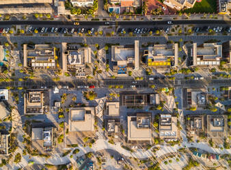 Luftaufnahme von luxuriösen Geschäftsgebäuden in der Nähe des Strandes, Vereinigte Arabische Emirate. - AAEF01868