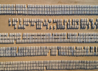 Luftaufnahme einer Gruppe von Autos auf einem Parkplatz in einer Wüstenlandschaft, V.A.E. - AAEF01883