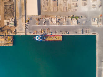 Luftaufnahme eines Bootes, das im Hafen beladen wird, Dubai, V.A.E. - AAEF01889