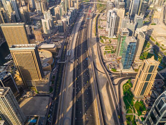 Luftaufnahme einer mehrspurigen Autobahn, die die Stadt durchquert, Dubai, V.A.E - AAEF01895