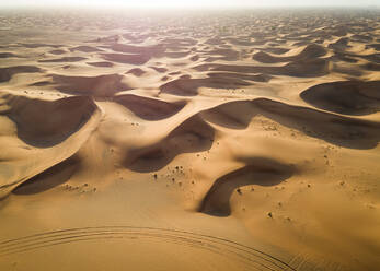 Luftaufnahme von schattenspendenden Dünen in einer Wüstenlandschaft, Vereinigte Arabische Emirate. - AAEF01900