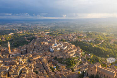 Luftaufnahme über der historischen Stadt Siena bei Sonnenuntergang, Italien. - AAEF01908