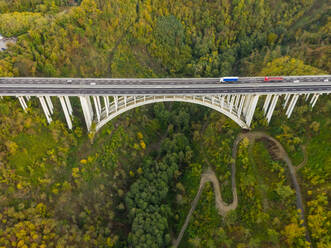 Luftaufnahme einer Bogenbrücke über eine Bergregion, Italien. - AAEF01914