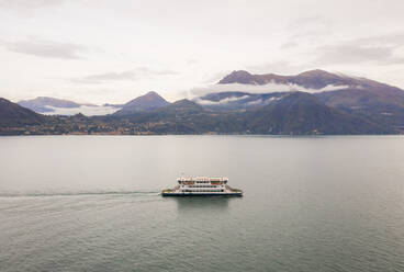 Luftaufnahme einer einzelnen Fähre, die den Lago di Como überquert, Cadenabbia, Italien. - AAEF01922