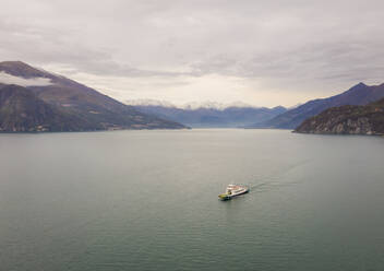 Luftaufnahme einer einzelnen Fähre, die den Lago di Como überquert, Cadenabbia, Italien. - AAEF01925